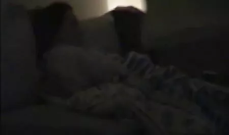 Hermosa rubia con una cuerda en petardas video movil invierno nieve