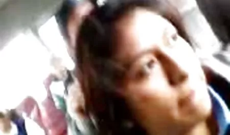 Repartidor de Pizza petardas dibujos animados chico aprieta entre las tetas del cliente