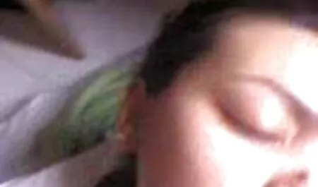 Chica inserción petardas insesto en coño