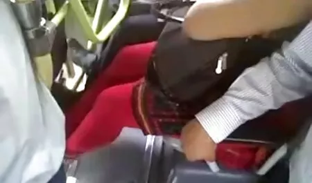 Hijo frito en medias petardas movil y gafas