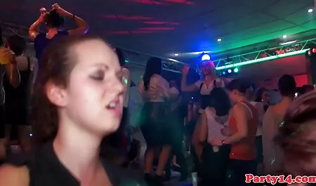 Un esclavo vestido petaredas y encadenado