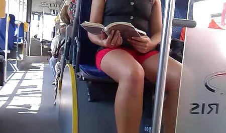 Joven espías en una chica con la boca petardas adultas llena