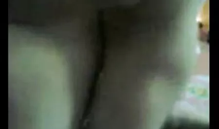 Ella se engrasa las tetas y aprieta petardas viejas peludas