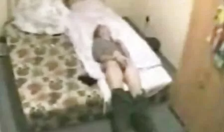Pelirroja masturbándose petardas foyando en el baño
