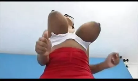 Nena con los ojos cerrados, un huevo petardas teniendo orgasmos grande