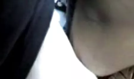 Chica petardasserviporno en pantalones cortos muestra culo selección