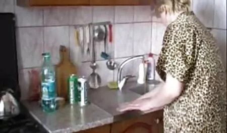 Morena delgada vino a visitar a un amigo petardas serviporno y ahumado