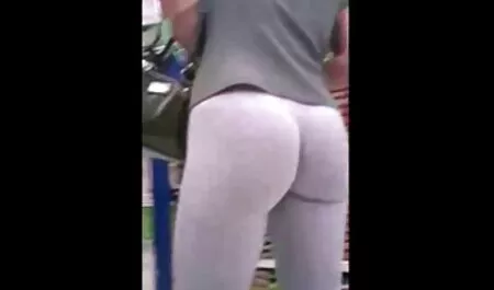 Adolescente ver videos petardas tacones altos su fuera bragas y se masturba