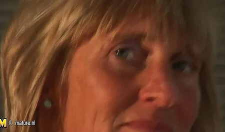 Sexy rubia con su mano derecha en petardas haciendo tijeras la ducha