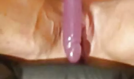 Dos chicas, una en las petardas sexo casero escaleras