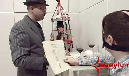 Su marido cerró los ojos de su esposa petardas interracial y ella en la cocina