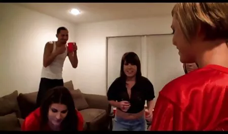 Encantadora chica desarrolla petardas caderonas anal y sexo en ella