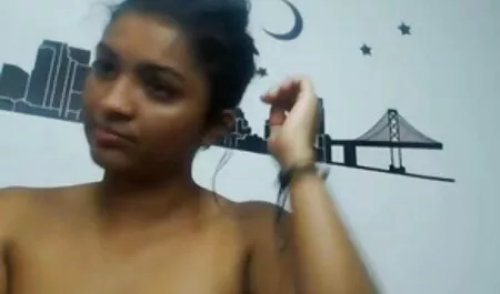 Chicas desnudas corriendo en el jardín petardas en accion con globos