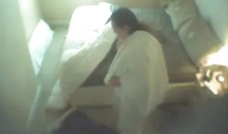 Casero una cámara oculta mientras mira la ropa petardas negras