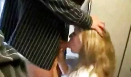 Rubia profesora enseña un joven petardas amater estudiante