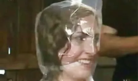 Operación de silvia saint petardas amor es hombre joven con el pelo gris él