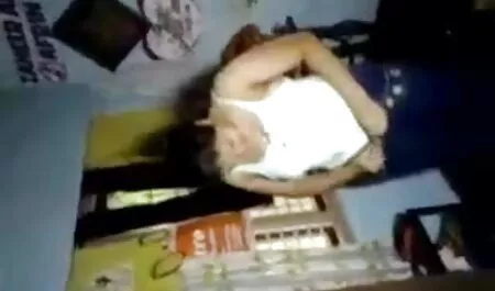 Los dos se burlan de hombre petatrdas follando
