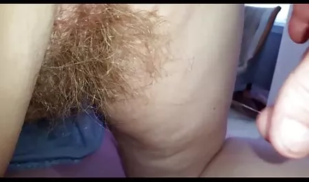 Cautivadora, decidí combinar una ducha con una xxxpetardas gratis mano