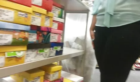 Una mujer con una figura impresionante se folló el coño con petardas de chibolas un juguete