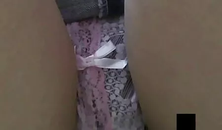 Ruso belleza Lena desvistiendo en el campo videos cortos de petardas