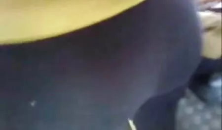 El hombre que había traído a su petardas parejas bebé a la playa y ella estaba vertiendo en el coño