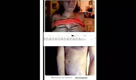 La petardas beso negro chica se prueba el traje de baño en el vestuario