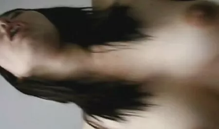 Oriental squirt petardas chica desvistiéndose y jugando con coño