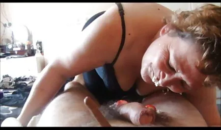 Los dos hombres, demonio blanco y petaŕdas negro follan a una chica llena de lujuria todo