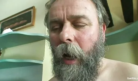 Belleza petardas anal casero rusa en una pose de perro con su novio