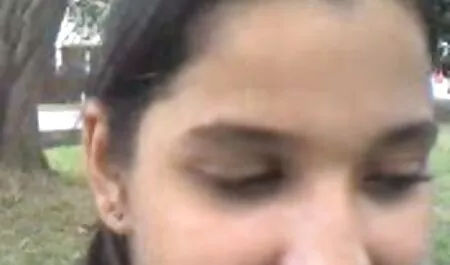 Hermosa Helena con la valiente sonrisa petardas golosas de un gallo