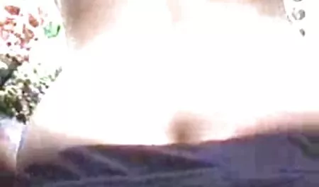 Dulce chica con hermosas tetas fue desnuda en la calle por el costo petardas de hermanos de la promesa