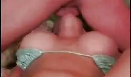 Elena es la depravada mostrando su culo videos pornograficos de petardas mientras conduce un barco en el río