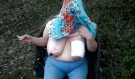 Hombre preocupado discretamente poner carbón en la petardas con ropa cámara