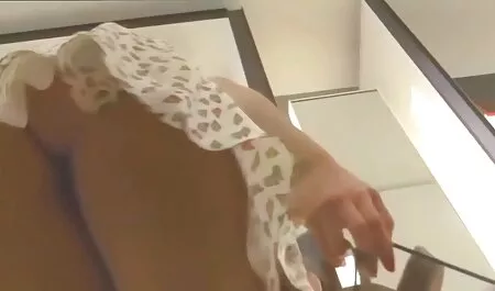 Alma es una mujer masturbación con petardas bolivianas la mano a sus pies