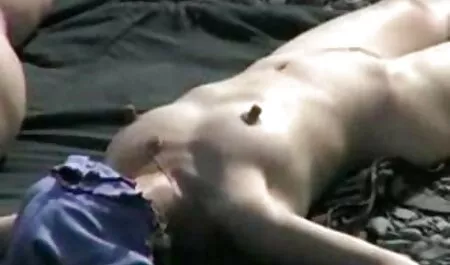 El hombre petárdas estaba muy emocionado por la rubia y mamada