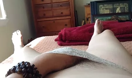 Hermoso modelo petardas beso negro delgado despegando frente a la cámara
