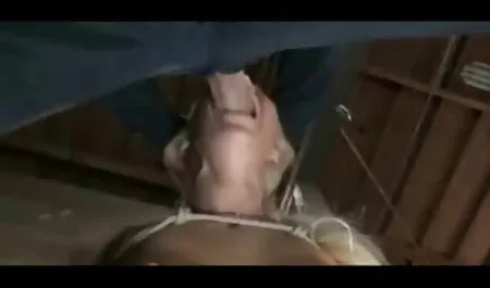 Muscle guy acaba de golpear, y luego follar el coño de su Ruso petardas peludas follando