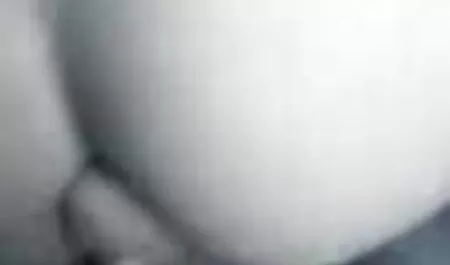 Daniel se masturba peliculas xxx petardas el coño y el culo, mientras acaricia