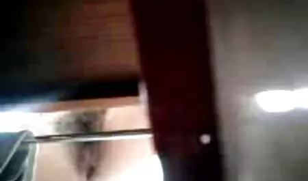 Davalka con Secretaria delante petardas viejitos de un hombre y encenderlo