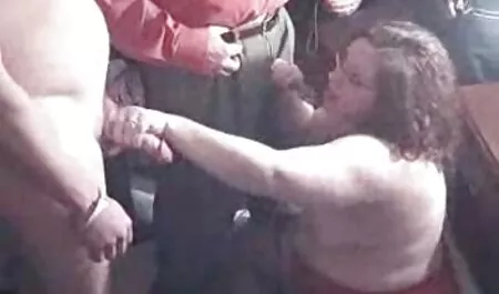 Niña acariciando petardas muy maduras su vagina sola