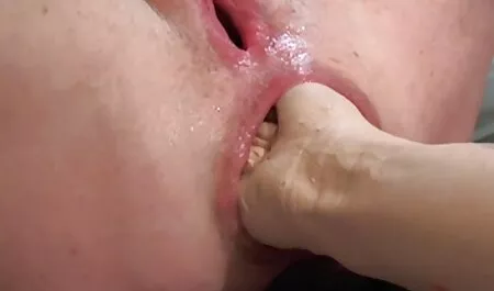Yoko se mete en petardas 3g dos agujeros a la vez