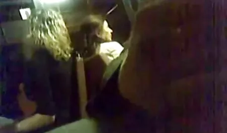 Las dos chicas se follan con los dedos sobre la petardas en familia mesa