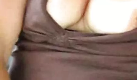 Mujer con un suave sombrero negro afeitado petardas gordas ricas