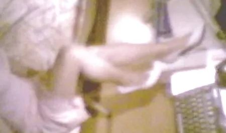 Ella recogió petar tardas su vestido y su coño que se afeita con un vibrador