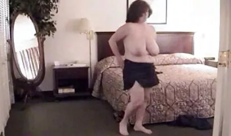 Chica en máscara manoseada petadras mulato