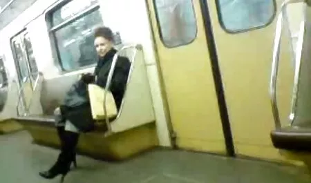 Un hombre que fue despertado por la pintura en el cuerpo de una mujer desnuda petardas por