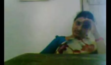 Mamá petardas sexo casero habló con su marido en la cama y le preguntó a la chica chupando su polla