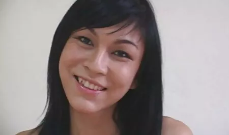Chica acariciando travesti miembro y petardas en el gym luego follando su