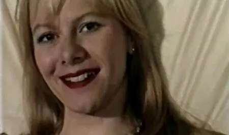 Morena, vestido abiertamente petardas hermafroditas en la cámara y muestra su cuerpo