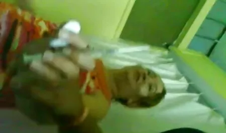 Él puso el enema en la chica y ella enojada en su petardas altas boca